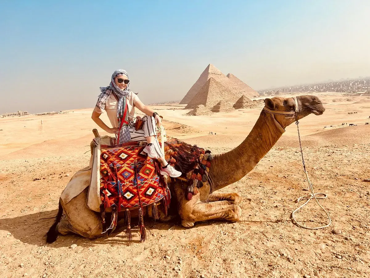 Viajera en camello en Egipto